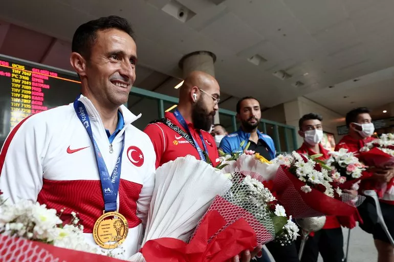 Avrupa Şampiyonu Ampute Milli Takımı Ankara'da çiçeklerle karşılandı