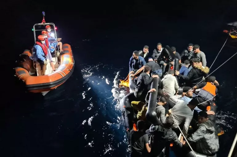 Yunanistan tarafından Türk kara sularına itilen 84 düzensiz göçmen kurtarıldı