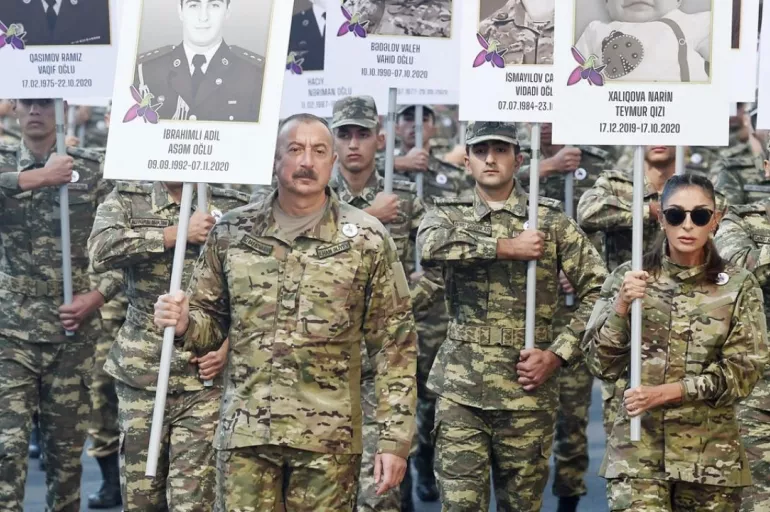 Bakü'de Karabağ şehitleri için yürüyüş düzenlendi