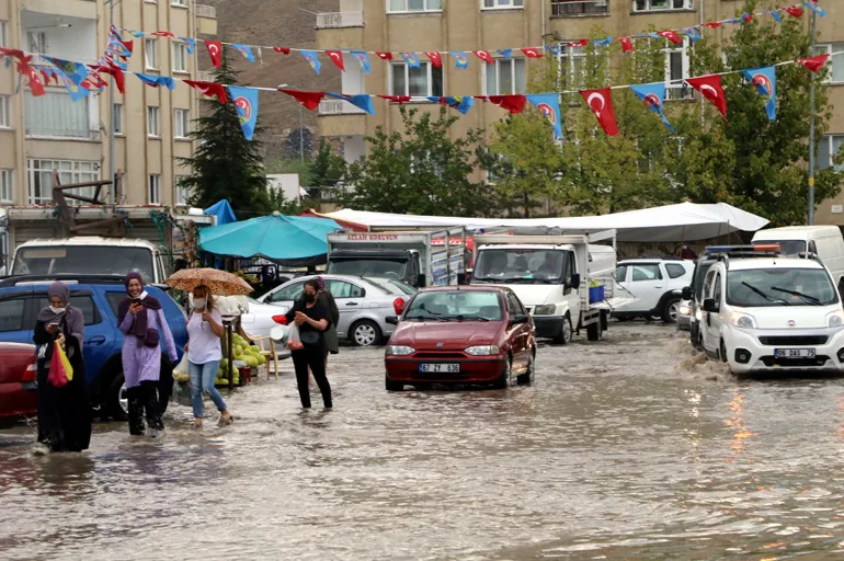 Çankırı'da sağanak nedeniyle bazı ev ve iş yerlerini su bastı