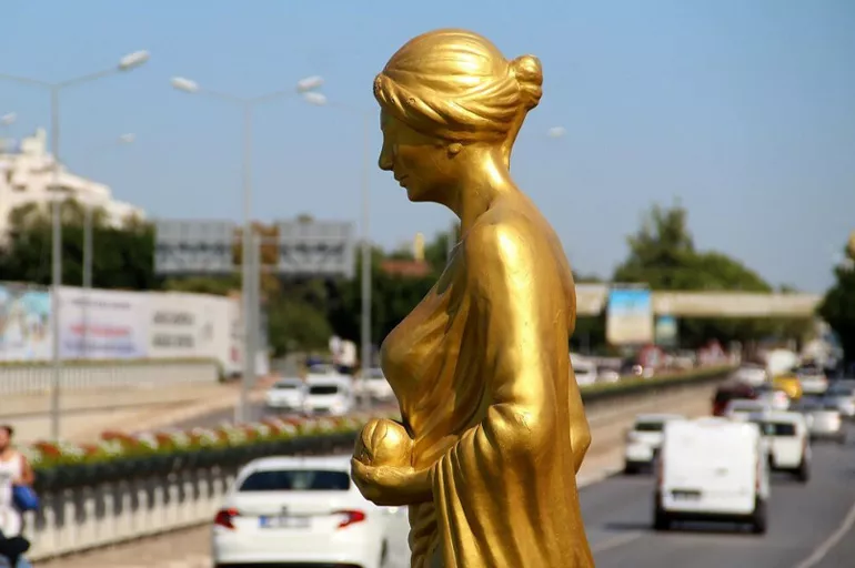 CHP, heykel belediyeciliğinin hakkını veriyor: Şehri 58 yeni heykelle donattılar