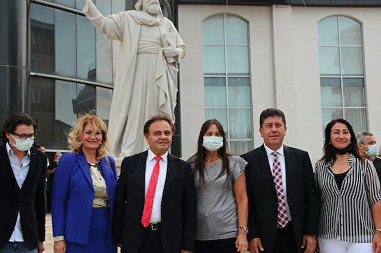 CHP'li belediye Bilecik'te 11 tonluk Şeyh Edebali heykeli yaptırdı
