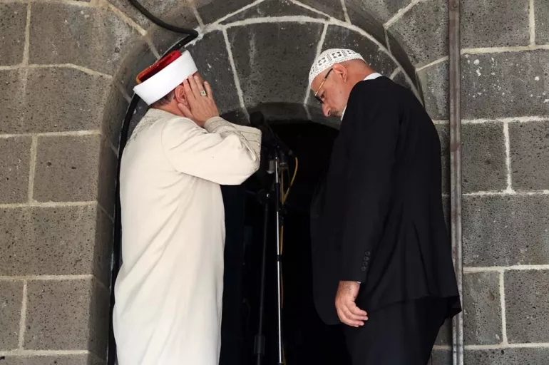 Diyanet İşleri Başkanı Erbaş, Diyarbakır Ulu Cami'de ezan okudu