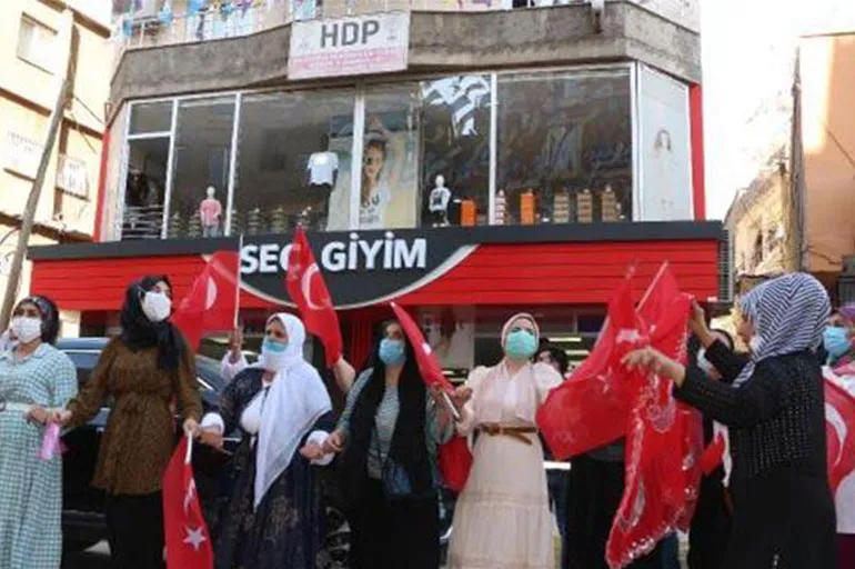 Evlat nöbeti tutan aileler HDP binası önünde halay çekti