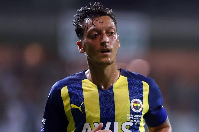 Fenerbahçe'de ayrılması gündeme gelen Mesut Özil neden Katar'a gitti? İşte o fotoğraf...