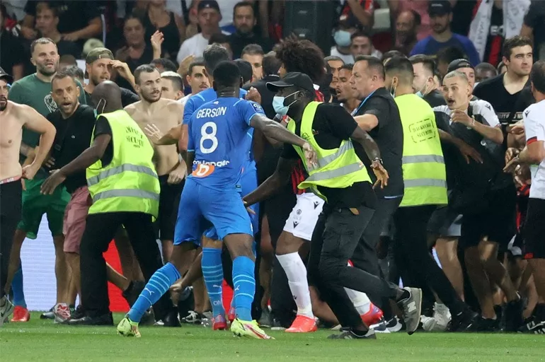 Fransa'daki olaylı maça ağır cezalar verildi! Cengiz Ünder de sahadaydı