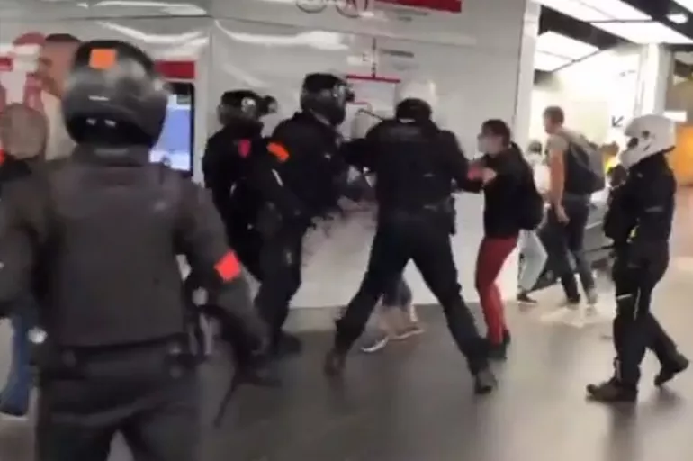 Fransız polisi vatandaşına dayak attı! O görüntüler dünyayı ayağa kaldırdı