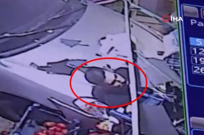 Gaziantep'te feci kaza! Araç markete daldı, müşteri sıkıştı