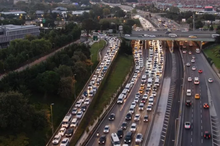 Haftanın ilk iş gününde İstanbul trafiği kilit! Yüzde 60'a ulaştı