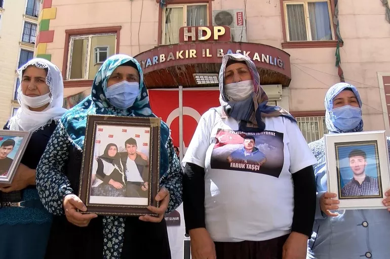 HDP önündeki anne isyan etti: Şov için değil evlatlarımız için geliyoruz