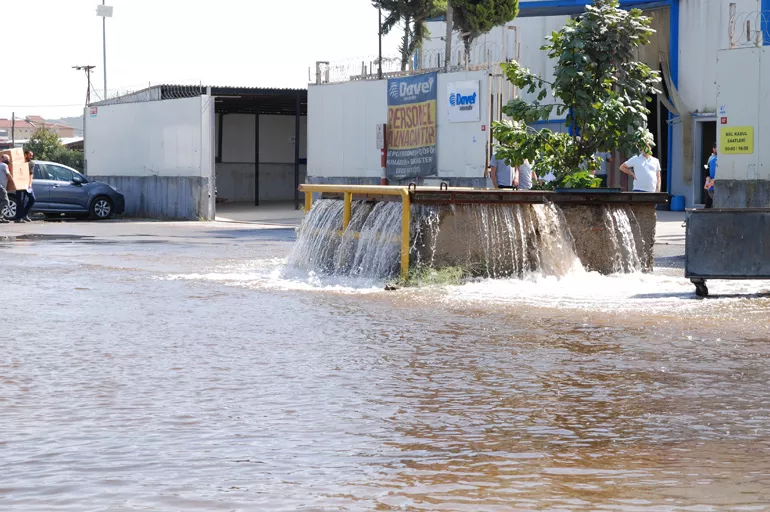 İBB'de sorunlar bitmiyor! Sancaktepe'de İSKİ'nin ana su borusu patladı