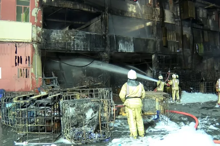 İkitelli Çevre Sanayi Sitesi'nde yangın! 30 dükkan kül oldu