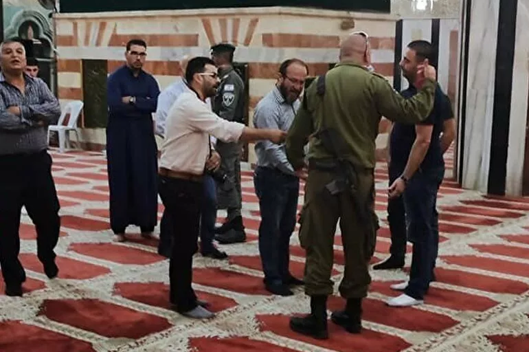 İşgalci İsrail askerleri camiye ayakkabı ile girdi! İbadet eden vatandaşları zorla dışarı çıkardı