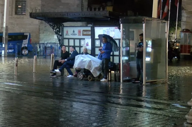 İstanbul yağmura teslim! Vatandaş hazırlıksız yakalandı
