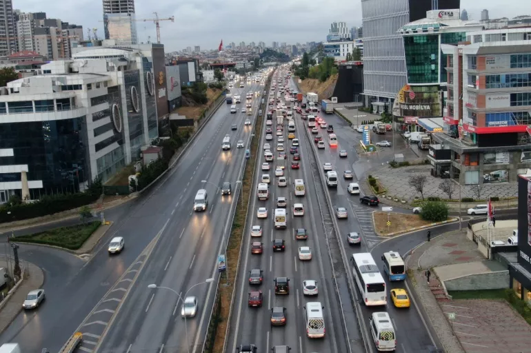 İstanbul'da yağışlar trafiği vurdu! Yoğunluk yüzde 60'ı buldu