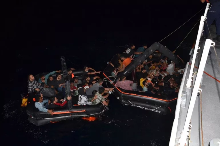 İzmir açıklarında 63 kaçak göçmen kurtarıldı