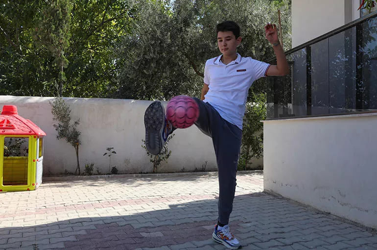 İzmir depreminin simgelerinden Günay futbol oynayabilmenin mutluluğunu yaşıyor