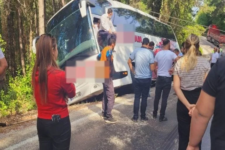 Kastamonu'da 35 yolculu otobüs, uçurumda böyle asılı kaldı