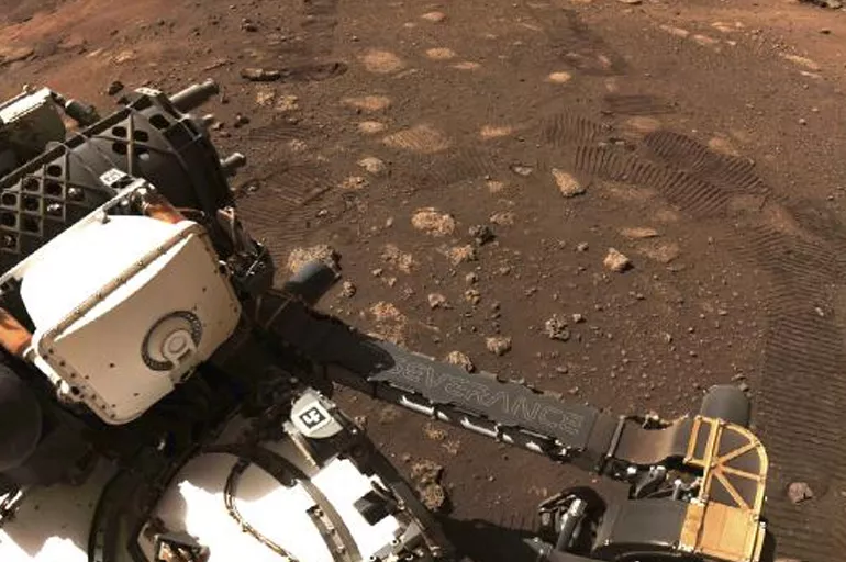 NASA'nın keşif aracı Mars’tan ilk kaya örneğini aldı