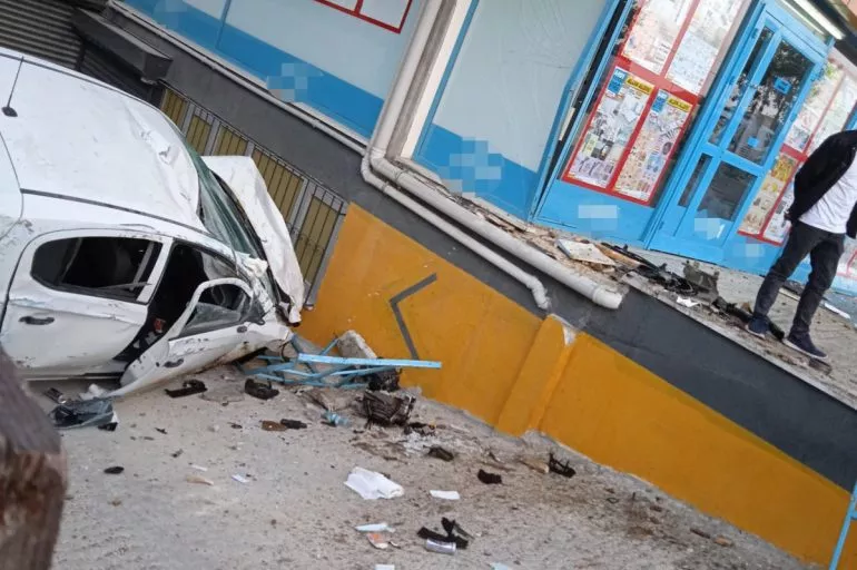 Otomobil markete daldı vatandaş 'deprem oluyor' sandı