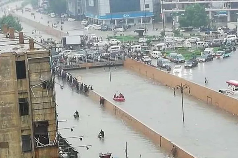 Pakistan’ın Karaçi şehrinde aşırı yağışlar hayatı olumsuz etkiledi