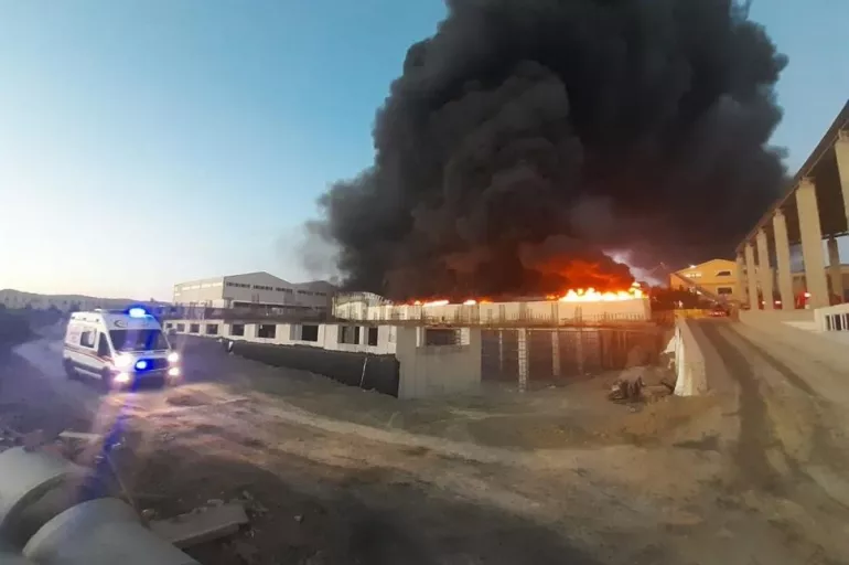 Silivri'de korkutan fabrika yangını! Alevler her yeri sardı