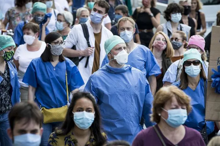Son dakika: Fransa'da Kovid-19 aşısı olmayan binlerce sağlık çalışanı açığa alındı