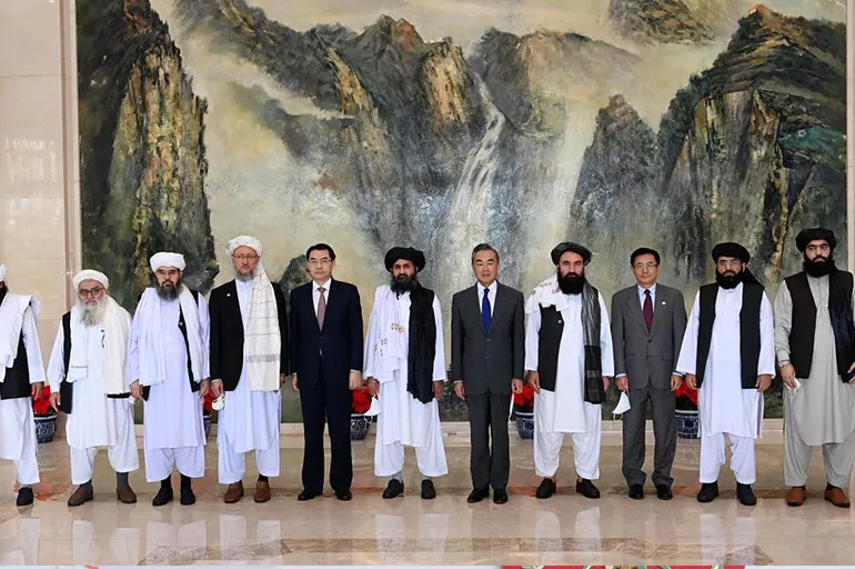 Taliban'dan Çin'e uyarı: Uygurlara adil davranın