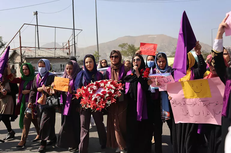 Taliban sözünde durdu! Afganistan'da kadın gruplar gösteri yapabiliyor