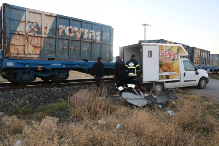 Tren, hemzemin geçitte kamyonete çarptı faciadan dönüldü