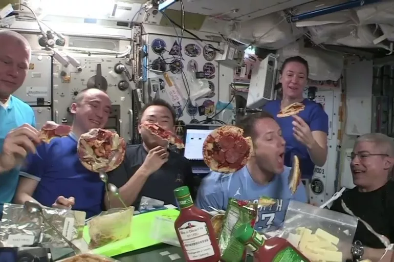 Uzayda çılgın gece! Pizza partisi yaptılar