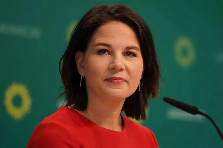 Yeşiller Partisinin Başbakan adayı Annalena Baerbock kimdir, kaç yaşında?