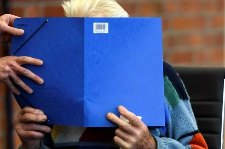 100 yaşındaki eski Nazi subayı Almanya'da yargıç karşısına geçti