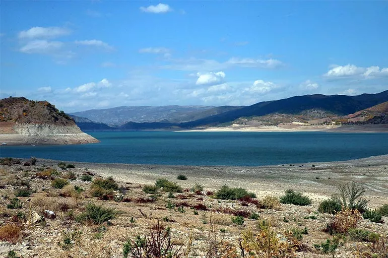 Almus Baraj Gölü çekildi, su altında kalan köy ortaya çıktı