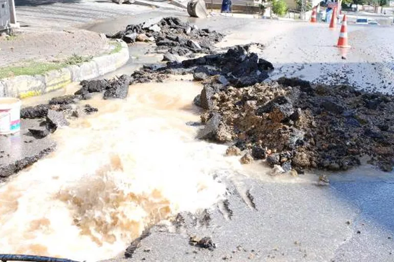Ataşehir'de İSKİ'nin kontrolünde olan su borusu patladı