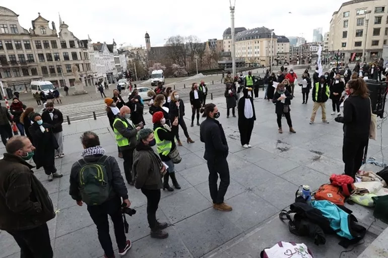 Belçika'da Glasgow zirvesi öncesinde göstericiler iklim değişikliği için yürüyüş gerçekleştirdi