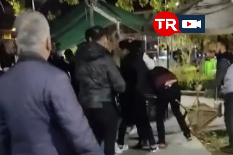 Beşiktaş Galatasaray derbisinde taraftarlar birbirine girdi