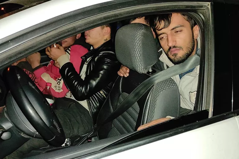 Bitlis'te 2 otomobilde 29 düzensiz göçmen yakalandı