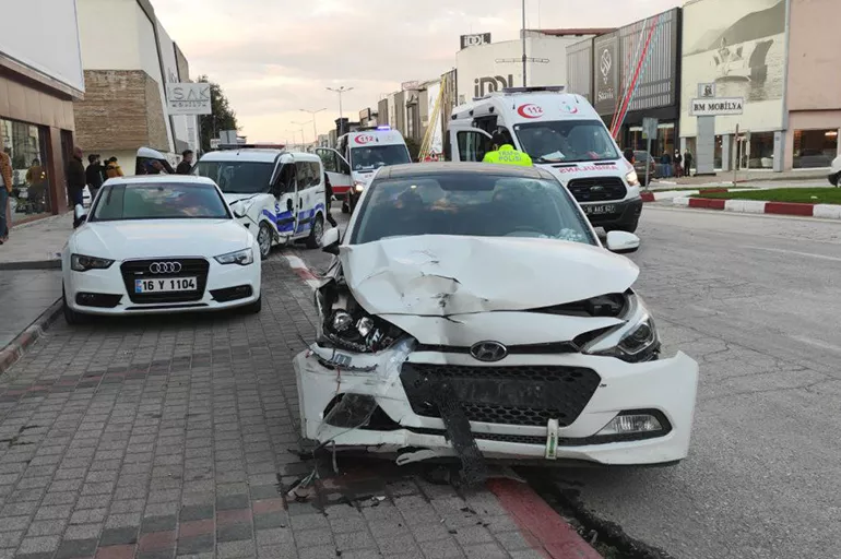 Bursa'da trafik kazası: 2'si polis 3 kişi yaralandı