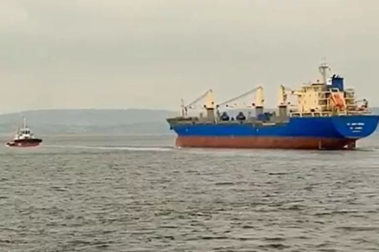 Çanakkale Boğazı'nda arızalanan gemi güvenli bölgeye çekildi