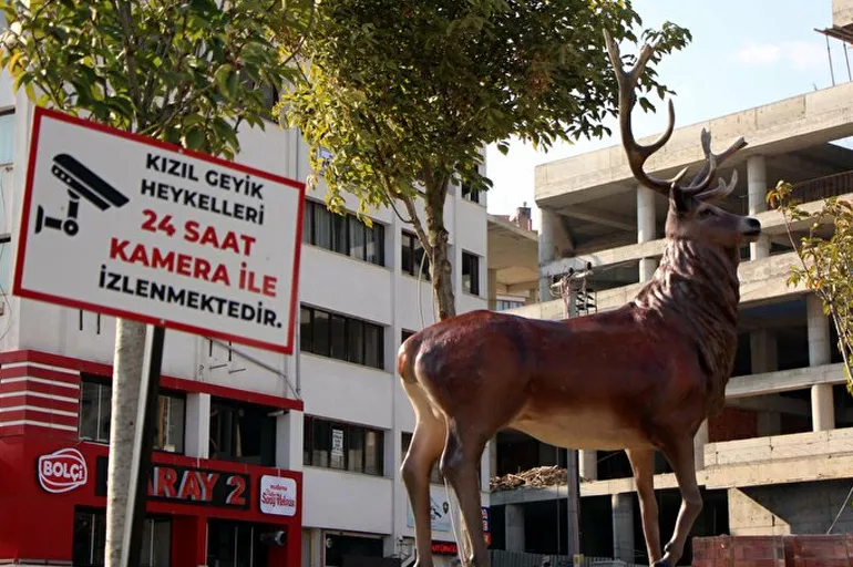 CHP'li Bolu Belediyesi'nden kızıl geyik heykellerine güvenlik kameralı koruma önlemi!