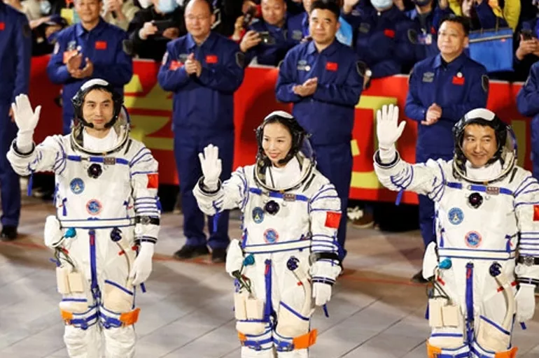 Çinli taykonotlar, uzay istasyonunda göreve başladı