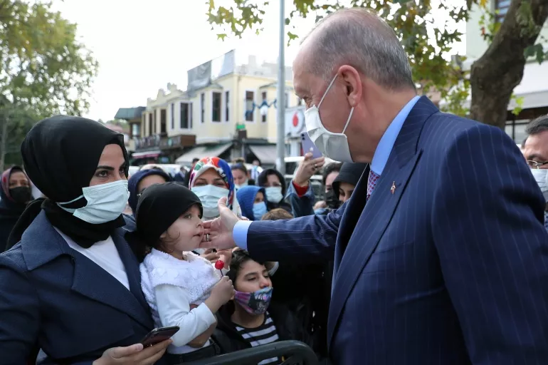 Cumhurbaşkanı Erdoğan'a sevgi seli! Vatandaşı selamlayıp sohbet etti