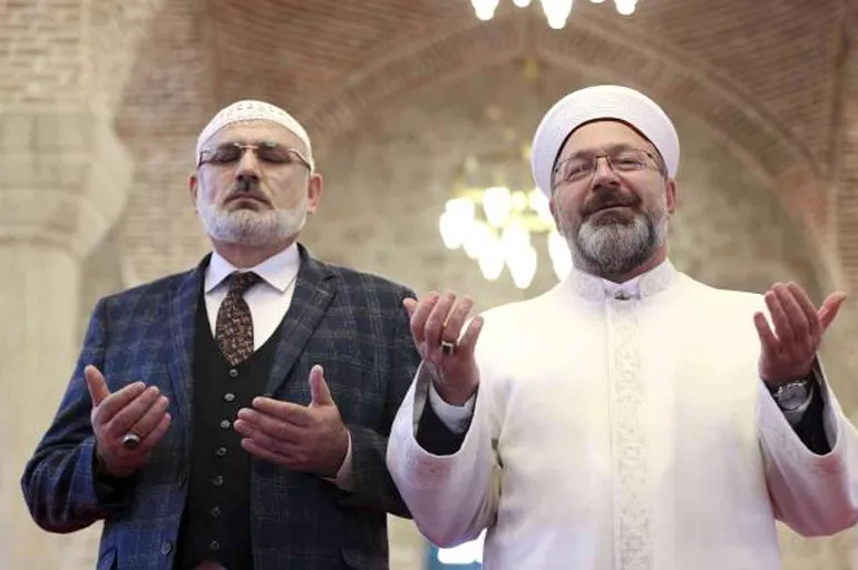 Diyanet İşleri Başkanı Erbaş ve Hafiz Osman Şahin Ermenistan işgalinden kurtulan Şuşa'da çifte ezan okudular