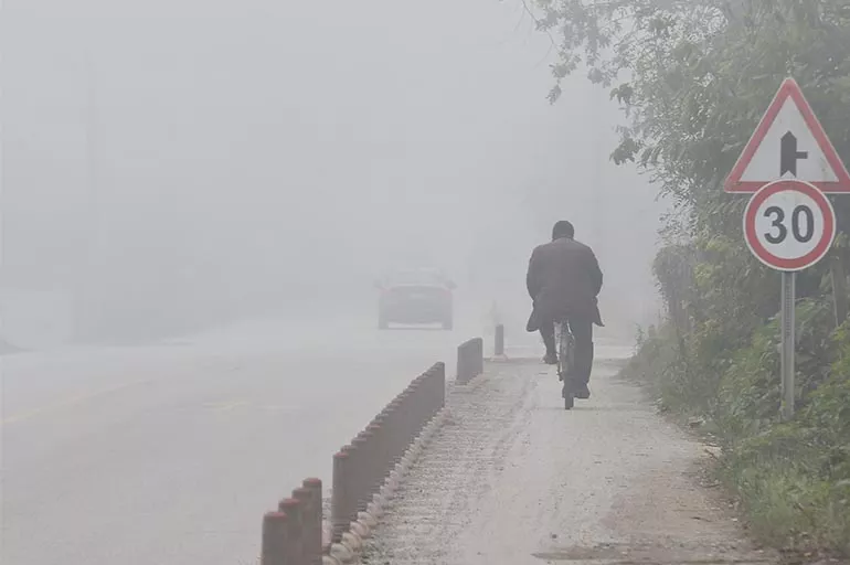 Düzce'de yoğun sis nedeniyle sürücüler zorlanıyor