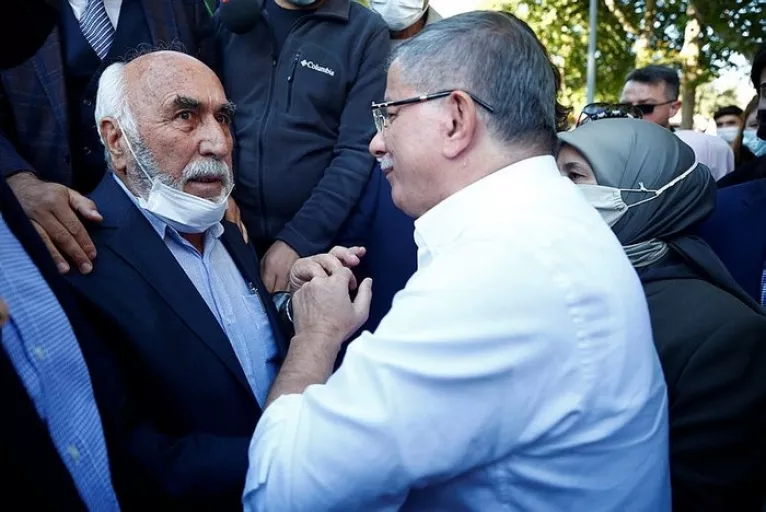 Emekli öğretmenden Davutoğlu'na tepki: Yol arkadaşına ihanet ettin