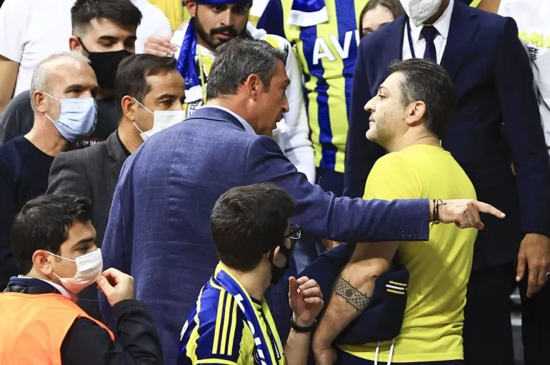 Fenerbahçe son saniyede yıkıldı Ali Koç'la taraftar tartıştı