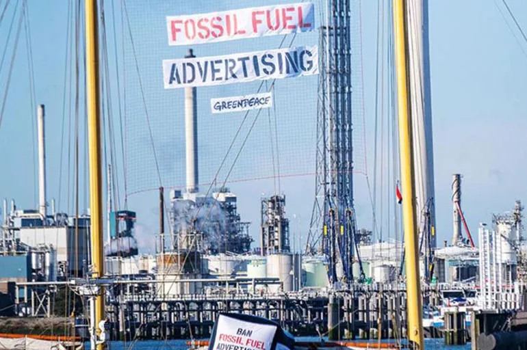 Greenpeace Hollanda'da petrol rafinerisinin girişini kapattı