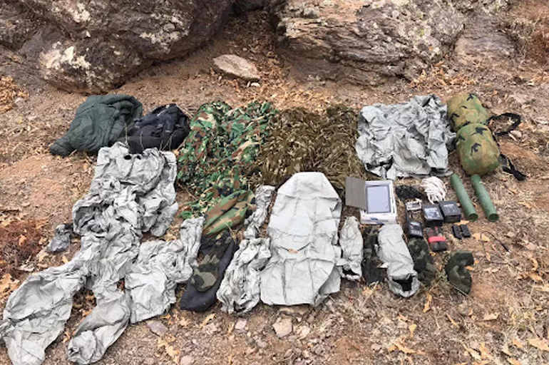 Hakkari'de kayalık alana gizlenmiş PKK'ya ait mühimmat ele geçirildi