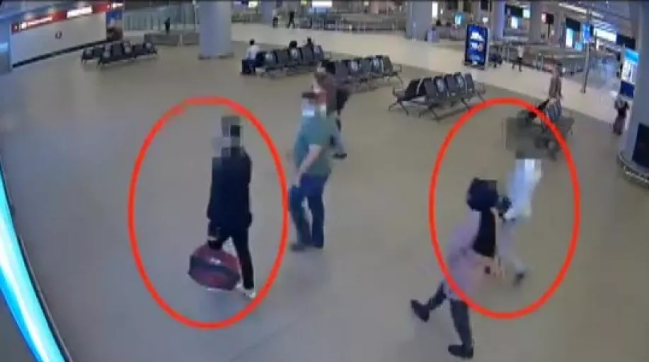 Havalimanında 2 yolcunun midesinden 244 kapsül eroin çıktı